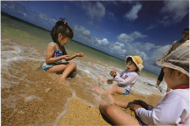 久米島の東にある砂浜だけの無人島「ハテの浜」は、子どもたちに大人気。広河隆一　2012年撮影