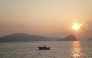 祝島から眺める、上関原発予定地・田ノ浦から昇る朝日
