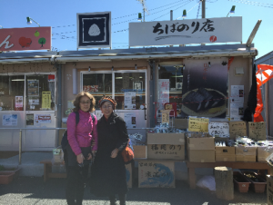 千葉海苔店前にて、みやぎジョネットの草野祐子さんと私