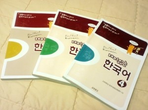 韓国語教材『楽しい韓国語』２～４級（著者撮影）
