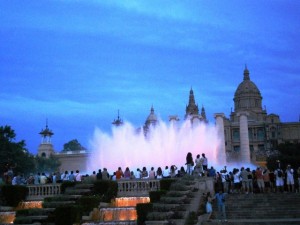   カタルーニャ美術館前の広場で、週末の夜に行われるダイナミックな「噴水ショー」には多くの市民が集まる
