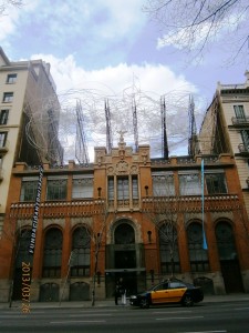  「アントニ・タピエス美術館」は新市街の瀟洒な街並みに溶け込んでいる。屋上にあるオブジェが目をひく