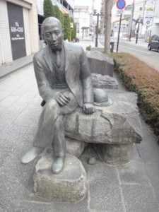 材木町商店街には宮澤賢治さんが座って歓迎しています