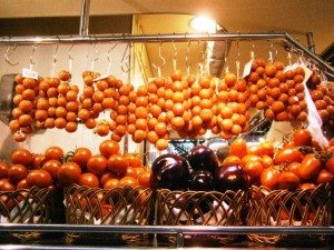 夏の市場はトマトがいっぱい